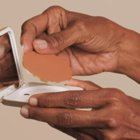 How to Use the Jane Iredale Refillable Compact.